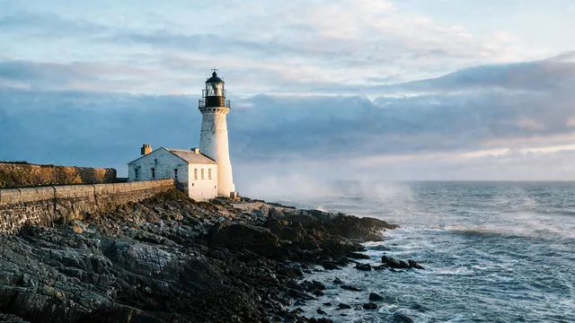 Set plate: The lighthouse shore